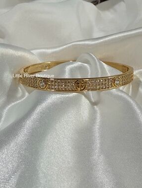 Gorgeous pave bracelet. 18cm